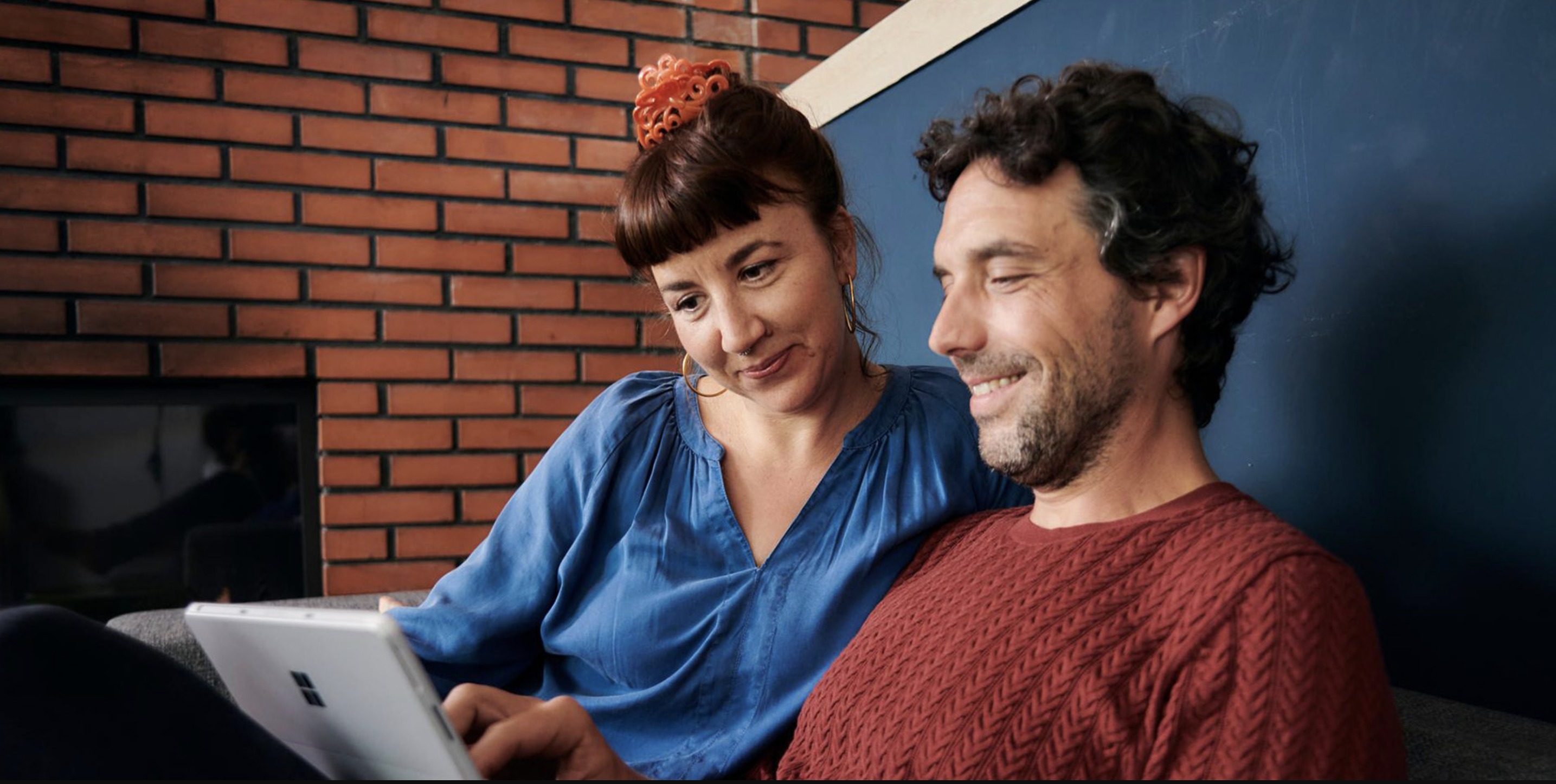 Couple utilisant la banque en ligne sur tablette