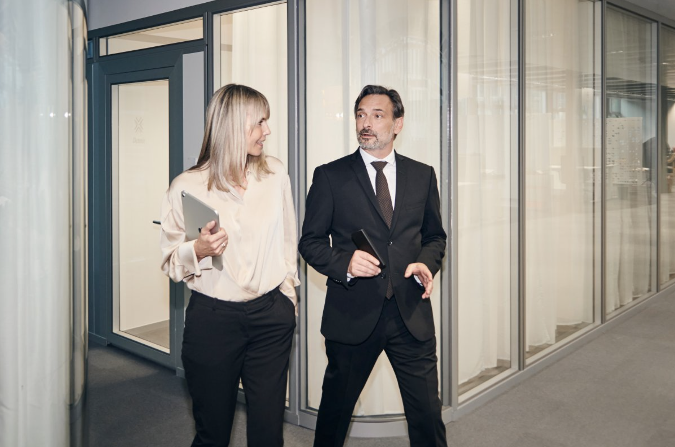 Professionnels discutant dans un bureau moderne